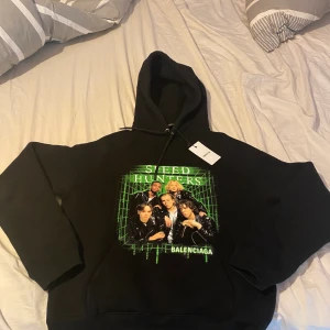 Balenciaga speed hunters hoodie XS - Helt ny speedhunters hoddie från balenciaga. Lapparna sitter fortfarnde kvar. Kvitto följer med. Storlek XS. Har flera bilder på baksidan osv, skriv så skickar jag gärna. Bud från 5500