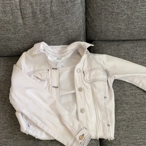 Jacka - Vit jacka från zara, använd nån gång, XS🦋 köparen står för frakt