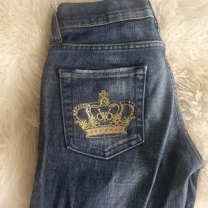 INTRESSEKOLL - ❤️ FÖRST TILL KVARN 400KR FRAKT INGÅR ❤️Intressekoll på mina äkta victoria beckham jeans. Lowrise och bootcut. Storlek: W: 27 L: 32 🌟 Super fint skick även om det är några stenar som lossnat från bakfickorna. Från ca tidigt 2000 tal / sent 90 tal. Upd: 24/2-2022