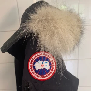 Canada Goose vinterjacka - Säljer min fina jacka från Canada Goose i storlek 36. Använd 2 vintrar och är i jättefint skick. Inköpt på Johnells för 7800 kr. Kvitto finns.