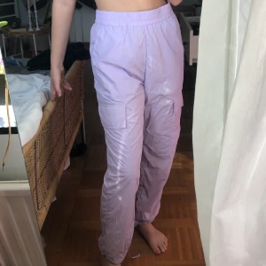 Byxor från Monki-set - Ljuslila byxor som är såå snygga men har bara aldrig använt det så därför bättre i någon annans händer. 
