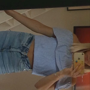 Randig topp - Ljusblå & vit randig topp ifrån hm, knappt använd