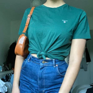 grön gant tshirt - en vanlig gant tshirt i väldigt bra skick, passar både M och S beroende på hur du vill att den sitter