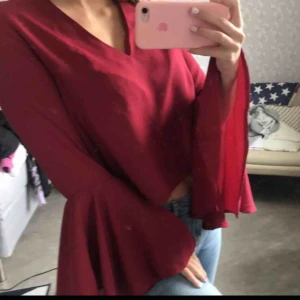  - Röd blus men knyte på ryggen och vida armar Jättefin! Strlk xs men passar även s💗 Skriv till mig för mer info