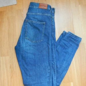  - Jeans med tajt passform och hög midja från Monki. Otroligt sköna då de är väldigt stretchiga. Färgen gör sig mest till rättvisa på andra bilden. Använda men i fint skick! 😊