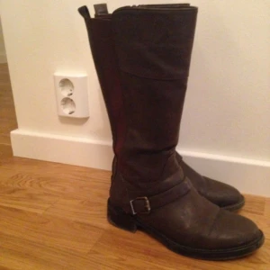  - Bruna stövlar i storlek 37