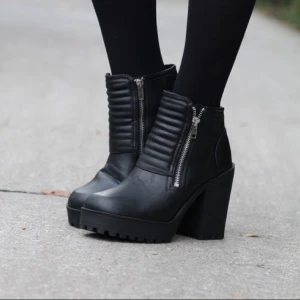  - Svarta stövletter med plattform från H&M. Köptes för 399. Sparsamt använda