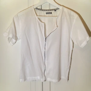  - Jättefin tröja från weekday med dragkedja fram Tunn och skön när det blir varmt Jättefint skick Använd fåtal gånger Funkar även bra som S