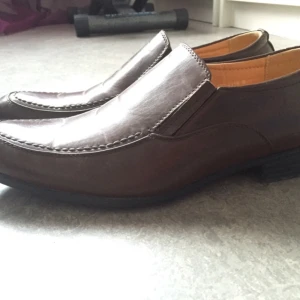  - Herr skor från Bata. Äkta läder. Använd bara några gånger så de är som ny. 