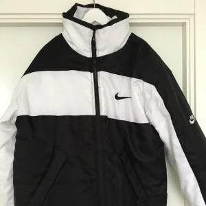  - Fetaste jackan från Nike, vintage!!! Så snygg, snyggast oversize om du frågar mig :) den är svart och vit, den är dessutom vändbar, hur fett är inte det😀👆🏼✌🏼✨