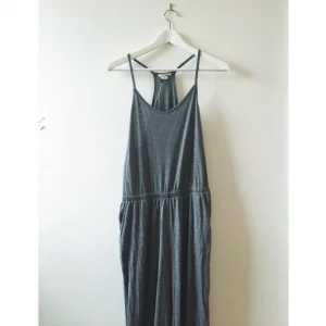  - Jumpsuit med vida ben från Monki. Oanvänd. 