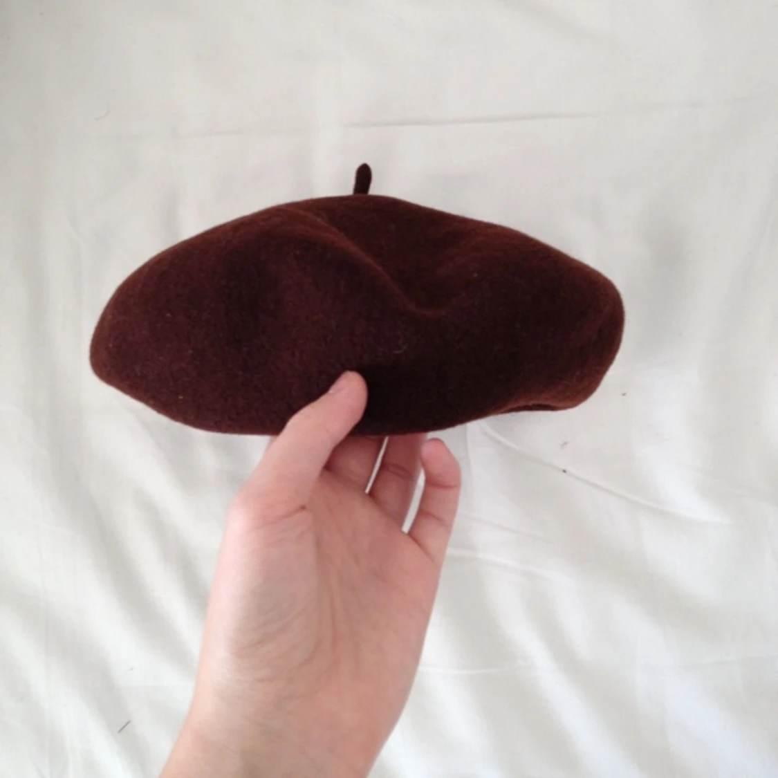 Mörkbrun basker i fint filtmaterial. Passar litet huvud! - 1379770065