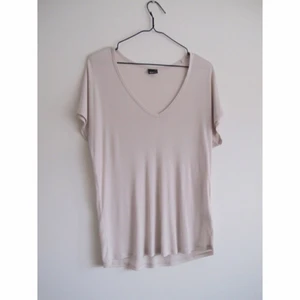  - Ribbad V-ringad T-shirt från Gina Tricot i storlek 34, passar även 36. FINNS ÄVEN I SVART & VIT. Frakt 42kr ✨