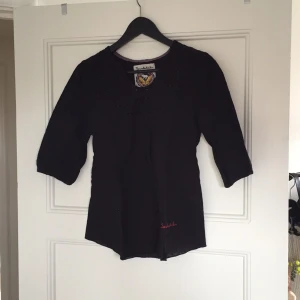  - Svart blus från Bondelid med dekorativ spets upptill. Sparsamt använd.