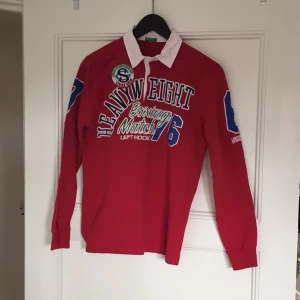  - Tröja från Benetton med applikationer fram, bak och på ärmarna. Något liten i storleken. 