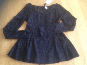  - Ny med lapp kvar. Spets-topp från HM divided Katt finns. Köparen betalar frakten. 