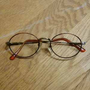  - Retro/ Vintageglasögon som jag tatt ut linserna på. Superfin kvalitet och detaljer.  Har många fler olika par! 