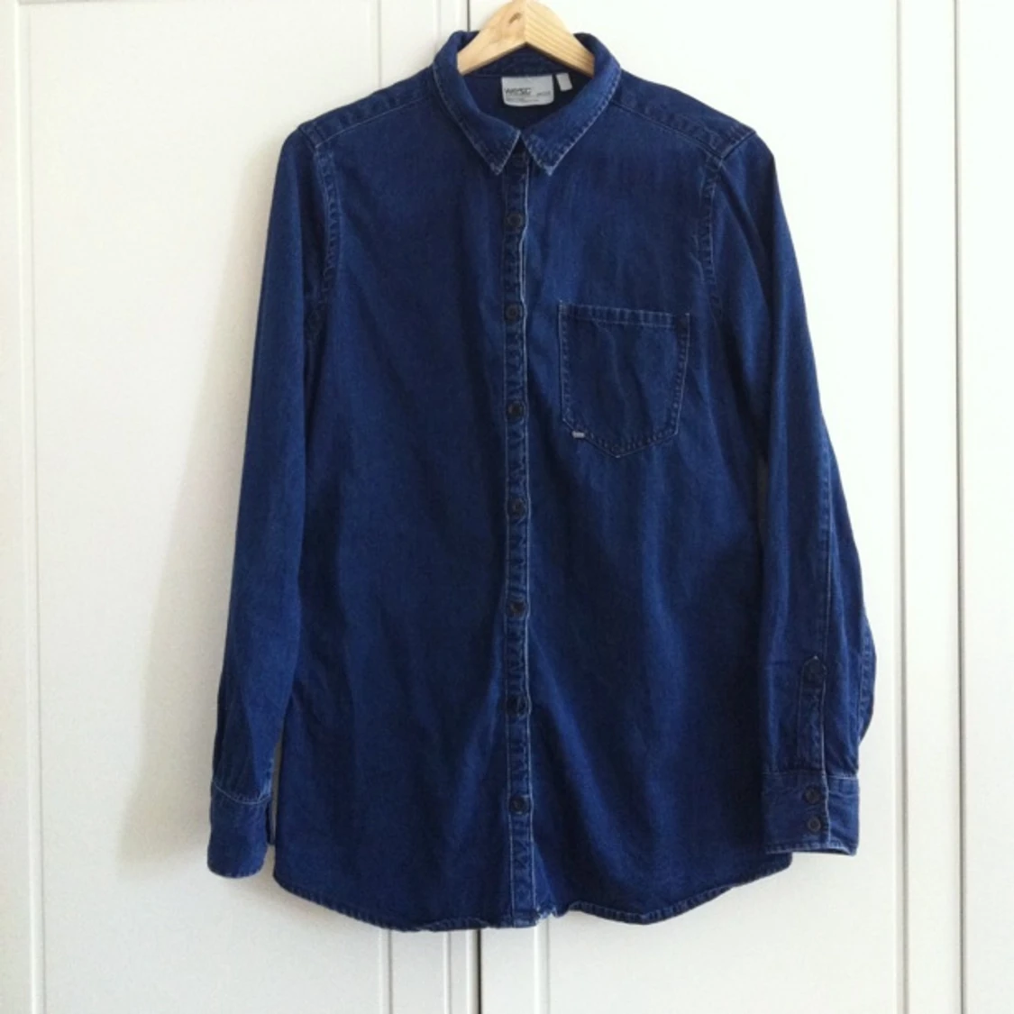 Jeansskjorta från WEZC. Mörkblå
