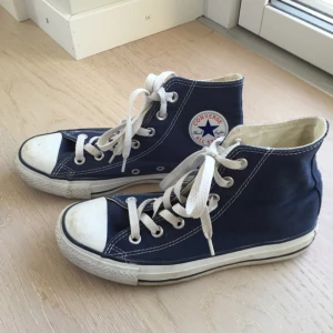  - Converse, blå med högt skaft. Stor 36.5, jag har strl 37-37.5 normalt men den här passar mig bra. 