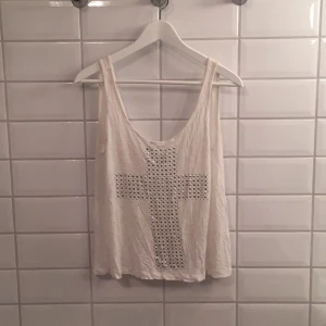  - Jag säljer mitt linne ifrån Vero Moda i storlek M då det knappt blivit använt. Den är i bra skick. Jag tycker det är storleksenligt!