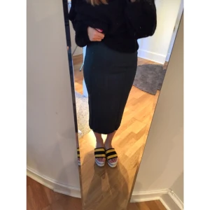  - Längre grön kjol med dragkedja om man vill. Aldrig använd