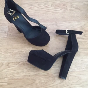  - Klackar från Nelly, aldrig använda. Nyskick! 