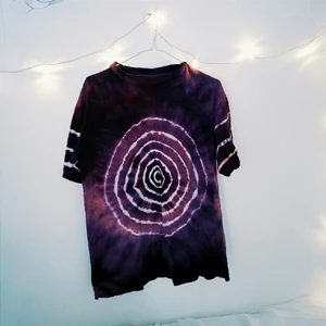  - Batikfärgad, lila tshirt. Storlek ca L men jag har normalt S och bär den som oversize, så egentligen funkar den nog för de flesta storlekar!