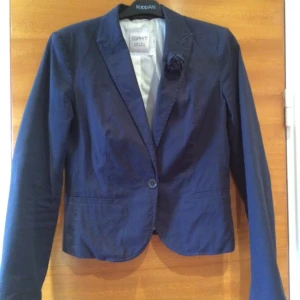  - 
Blå kort kavaj i bomull från Inwear i fint skick. Ej använd mycket. Storlek Small. Finns nära Gullmarsplan.
