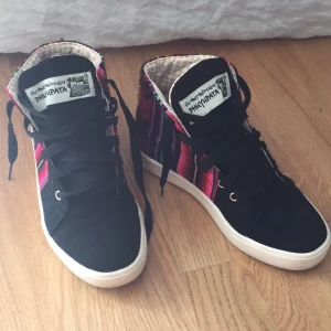  - Handgjorda tygskor från Peru. Finns inte att köpa i Sverige! Använda endast 1 ggn. Storlek 35 men passar bättre om du har storlek 36. 