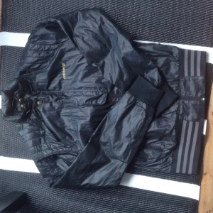 - Vindjacka/regnjacka tunn i materialet, från Adidas. Gott skick, ca 2 år gammal. Pris kan diskuteras vid snabb affär. Finns i Stockholm.