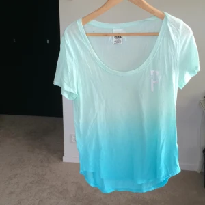  - Turkos/blå ombre färgad Victoria's Secret- Pink tröja i skönt stretch material S/M i storleken.  
