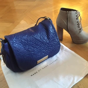  - Marc by Marc Jacobs väska, nypris 4500kr. 100% läder, materialet & väskan blir snyggare ju mer man använder den. Finns ett stort fack och ett litet i. Man stänger väskan genom en magnet som är bakom det guldiga Marc märket. Axelremmen är justerbar.