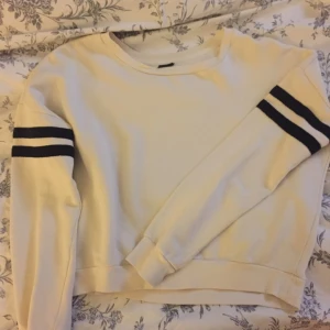  - Långärmad kortare tröja, snygg!
Ny