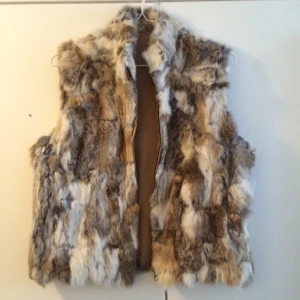  - Fin pälsväst från Monroe! Aldrig använd!! Nypris 1299:- :) finns i Stockholm kan mötas och även postas köper står då för frakt 