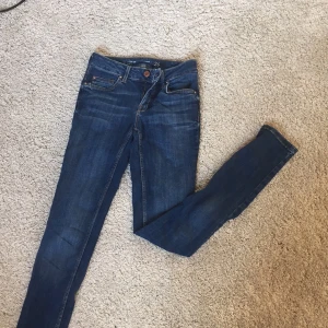  - Push-up blåjeans från Cubus, Low Waist. Får knappt användning för blå jeans så tror de är använda max 5 gånger. Däremot tvättade så den blåa färgen färgar ej av längre. 

Frakt tillkommer, möts annars upp i Sollentuna eller Täby 🍃