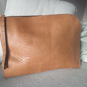  - Stor clutch i äkta läder från &otherstories 