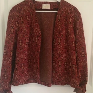  - kofta / Cardigan / jacka. Lite oklar storlek men M känns rimligt. Färgen är mest lik sista bilden. 