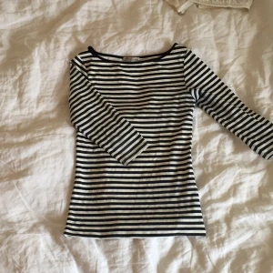  - Randig vit/mörkblå topp med trekvartsärm från Zara. Passar både XS och S