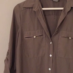  - Mullvadsgrå skjorta/blus 

Köparen betalar frakten 