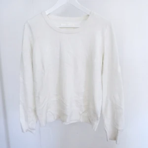  - Vit tröja från Elin Klings Nowhere i nyskick. Endast lite skrynklig då den legat nedpackad. 50% Nylon 40% angora 10% lammull. Ej stickig att ha på sig. Frakt 49kr. Jag har svisch! 
