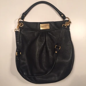  - Säljer min Marc by Jacobs-väska, modell Hobo. Köpt på Jackie o Täby C. Använt skick. 