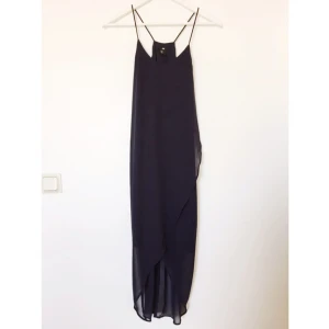  - Passar även 36. Underklänning med transparent tyg ovanpå, längre bakstycke. Jättefin! Mörkblå. Aldrig använd. 