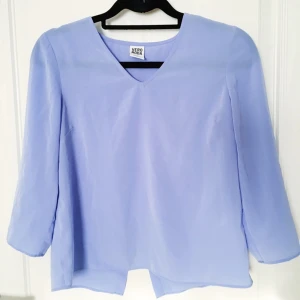  - Trekvartsärmad blus med slits i ryggen från Vero Moda. Lätt v-ringning, supersnygg, hoppas nån annan älskar den lika mycket som jag gjorde. Använd 2 ggr (en av gångerna var väldigt speciell, hoppas den medför samma lycka till nästa ägare!!)