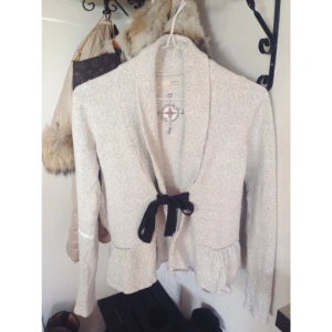  - Supersöt ljusgrå cardigan från Odd Molly. Säljes på grund av att den inte kommer till användning. Använd endast ett par gånger och är så gott som ny, inga fläckar eller andra defekter. Nypris 1795kr.