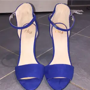 Jättefina blåa sandaletter från Nelly.
Ca. 10cm klack, helt oanvända. 