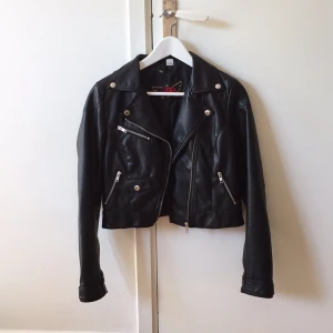  - Skinnjacka i en kortare modell från H&M, fuskskinn. Är i bra skick. Betalas med swish! Skickas med posten, köparen betalar frakten, ca 50 kr.
