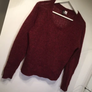  - Vinröd kortare stickad. Använd men som ny. Swishbetalning, frakt tillkommer. 