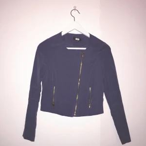  - bikbok, xs jacket， very light and soft