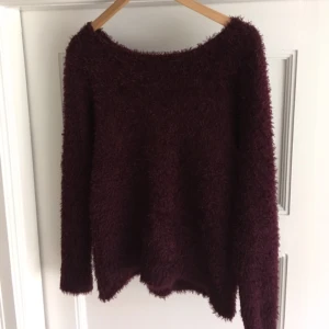  - En stor fluffig tröja i vinröd färg från H&M! Jättefin till hösten och sommarkvällar! Köparen står för eventuell frakt