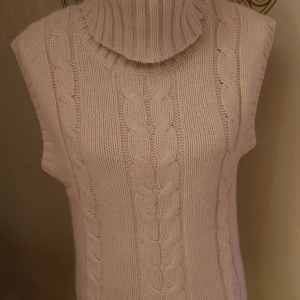 Polo stickad väst storlek Medium - Jätte fin polo väst med krage i ljusrosa färg 